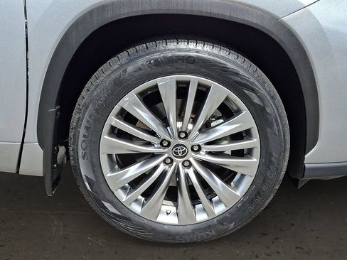 Used 2024 Toyota Highlander Platinum AWD/4WD image 9