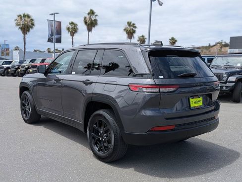 Used 2024 Jeep Grand Cherokee Altitude RWD image 3