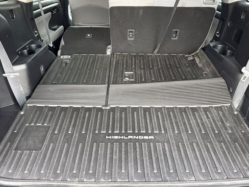 Used 2022 Toyota Highlander LE AWD/4WD image 16