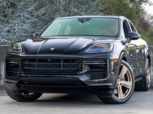 Certified 2025 Porsche Cayenne GTS image 1