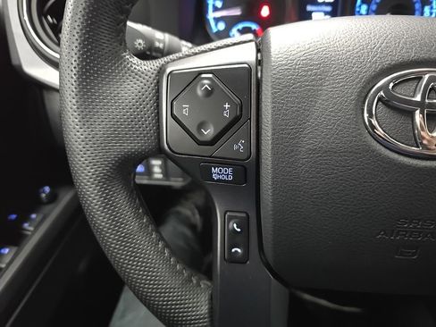 Used 2022 Toyota Tacoma TRD Off-Road image 19