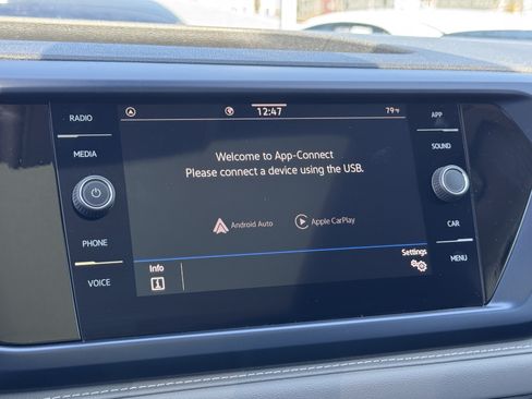 Used 2024 Volkswagen Taos SE w/ Panoramic Sunroof Package FWD image 24