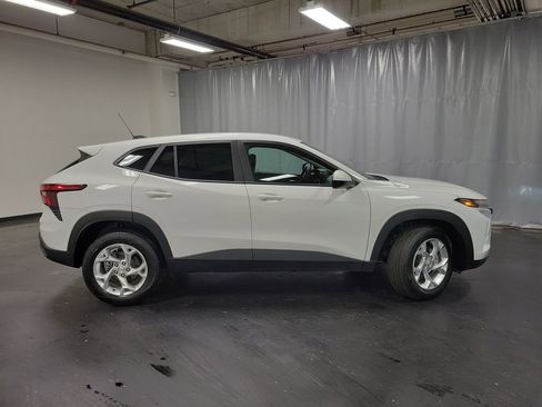 Used 2025 Chevrolet Trax LS w/ LS Convenience Package image 9
