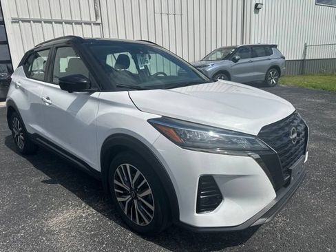 Certified 2023 Nissan Kicks SR FWD image 3