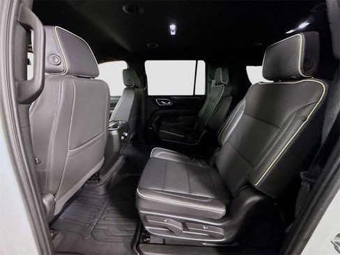 Used 2024 GMC Yukon XL SLT w/ SLT Luxury Package image 18