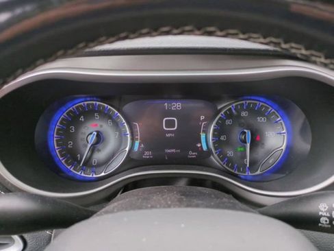 Used 2021 Chrysler Pacifica Touring-L FWD image 25