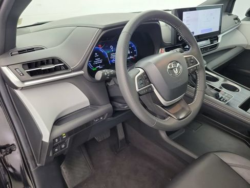 Used 2025 Toyota Sienna XSE FWD image 21