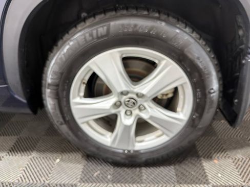 Used 2020 Toyota Highlander LE AWD/4WD image 34