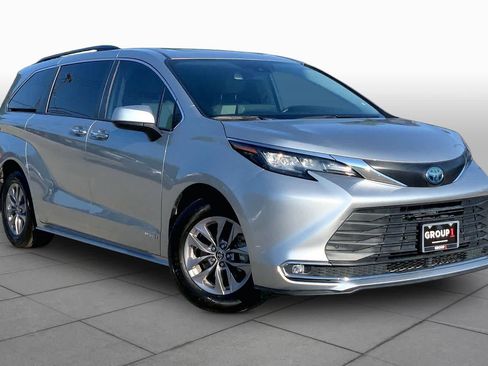 Used 2021 Toyota Sienna XLE FWD image 3