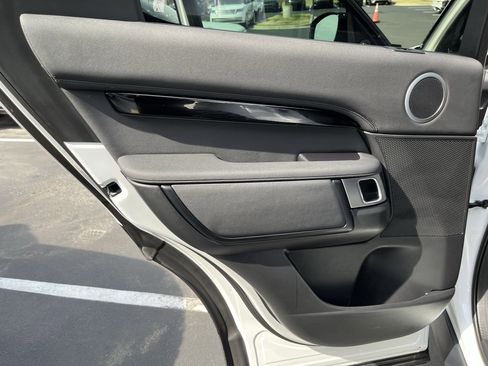 Used 2025 Land Rover Discovery S image 30