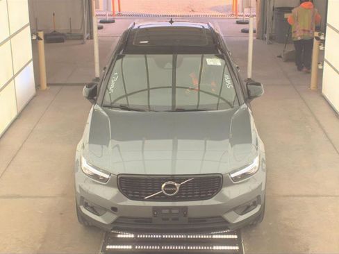 Used 2019 Volvo XC40 T4 R-Design image 8