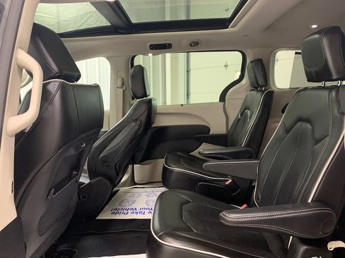 Used 2023 Chrysler Pacifica Limited FWD image 19