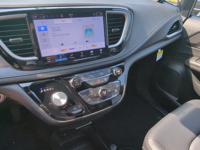 New 2026 Chrysler Pacifica Select FWD image 16