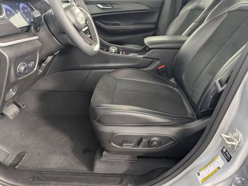 Used 2024 Jeep Grand Cherokee L Altitude RWD image 11
