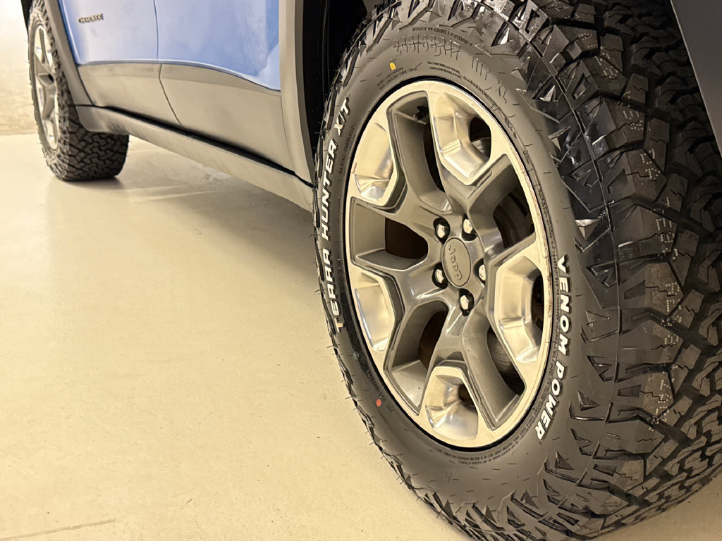 Used 2020 Jeep Grand Cherokee Altitude AWD/4WD image 12