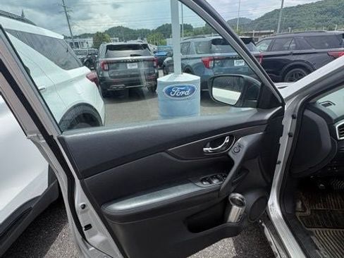 Used 2016 Nissan Rogue SV AWD/4WD image 13