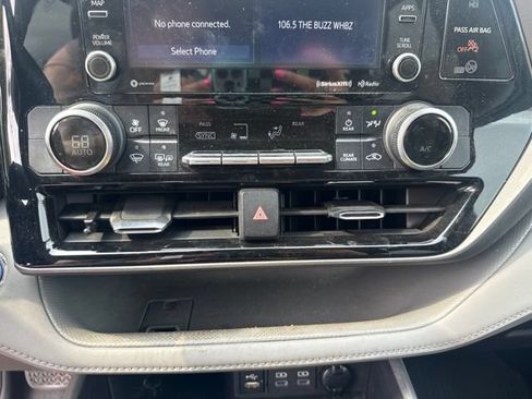 Used 2022 Toyota Highlander LE AWD/4WD image 12
