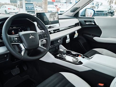 New 2026 Mitsubishi Outlander SE FWD image 2