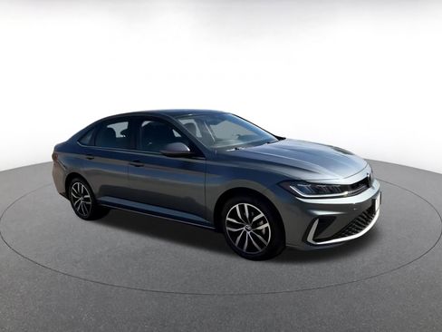 Used 2025 Volkswagen Jetta SE image 2