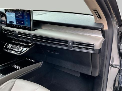 Used 2025 Lincoln Corsair FWD image 17