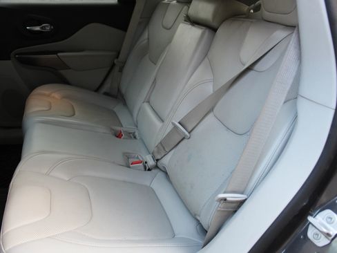 Used 2019 Jeep Cherokee Limited image 13