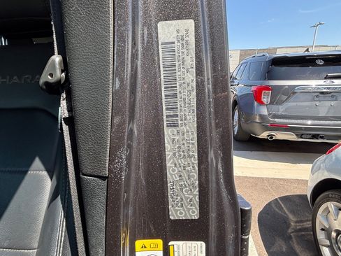 Used 2018 Jeep Wrangler Unlimited Sahara AWD/4WD image 10