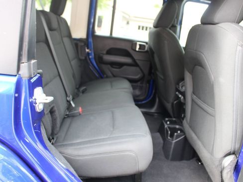 Used 2018 Jeep Wrangler Unlimited Sahara image 14