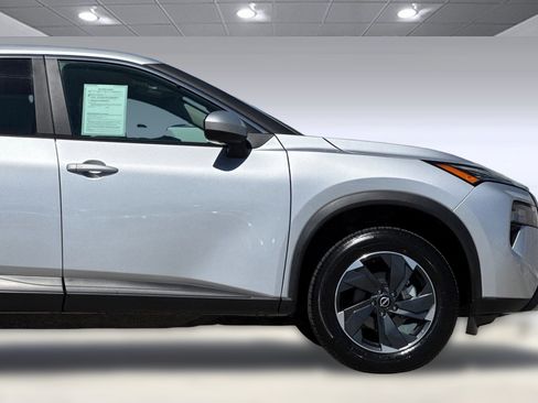 Used 2025 Nissan Rogue SV image 34
