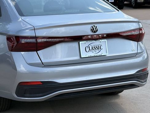 Used 2025 Volkswagen Jetta SE FWD image 6