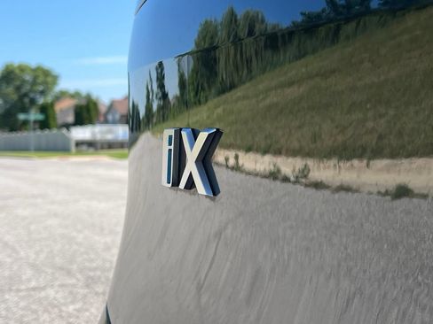 Used 2024 BMW iX xDrive50 w/ Premium Package AWD/4WD image 15