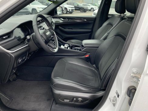 Used 2023 Jeep Grand Cherokee Altitude image 9