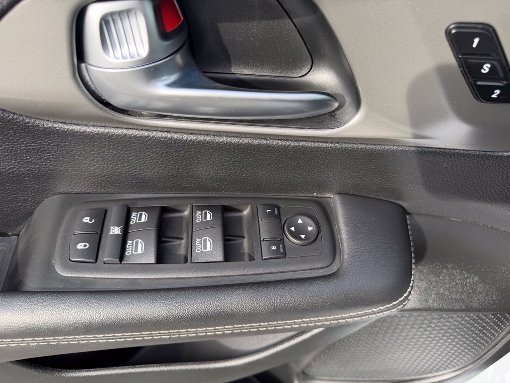 Used 2025 Chrysler Pacifica Select FWD image 25