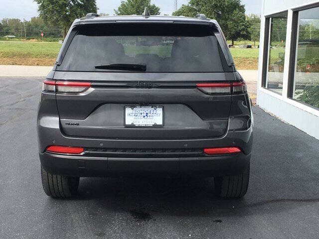 Used 2023 Jeep Grand Cherokee Altitude AWD/4WD image 8