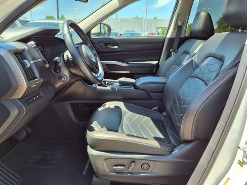 Used 2023 Nissan Pathfinder Platinum FWD image 19