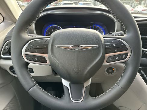 Certified 2024 Chrysler Pacifica Touring-L image 10
