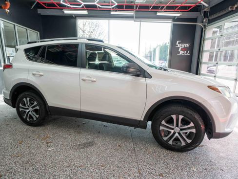 Used 2018 Toyota RAV4 LE w/ Carpet Mat Package image 6