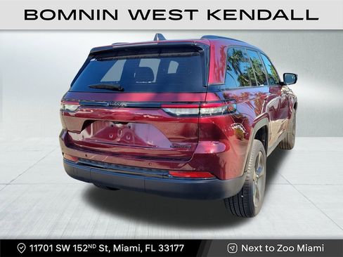 Used 2025 Jeep Grand Cherokee Limited w/ Black Appearance Package image 4