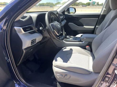 Used 2023 Toyota Highlander L FWD image 3