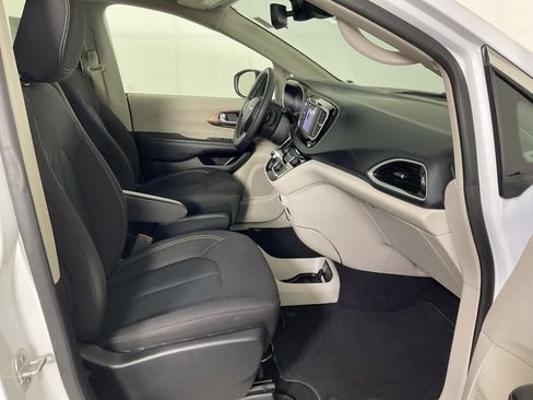 Used 2023 Chrysler Voyager LX FWD image 24