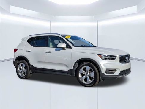 Used 2021 Volvo XC40 T4 Momentum w/ Premium Package FWD image 1