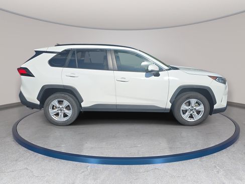 Used 2019 Toyota RAV4 XLE w/ Convenience Package FWD image 4