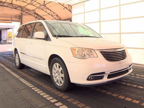 Used 2014 Chrysler Town & Country Touring FWD image 4