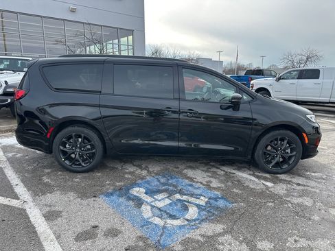New 2026 Chrysler Pacifica Limited image 38