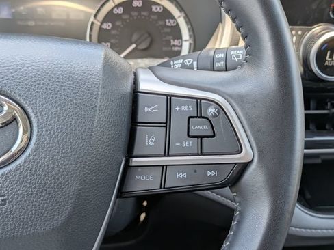 Used 2025 Toyota Highlander XLE AWD/4WD image 29