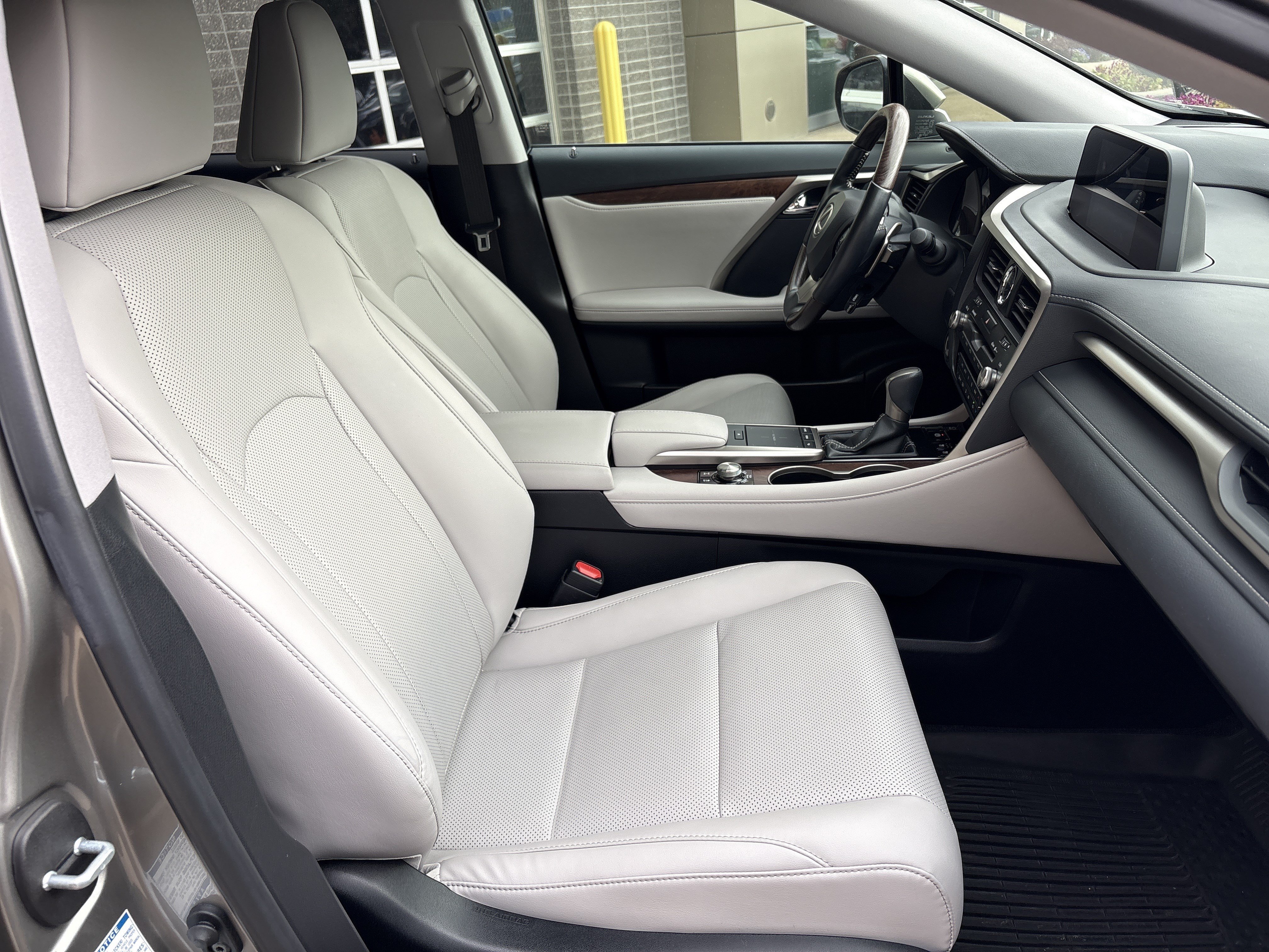 Used 2021 Lexus RX 350L Premium w/ Premium Package AWD/4WD image 32