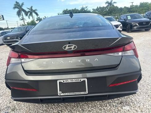 Used 2025 Hyundai Elantra SE FWD image 7