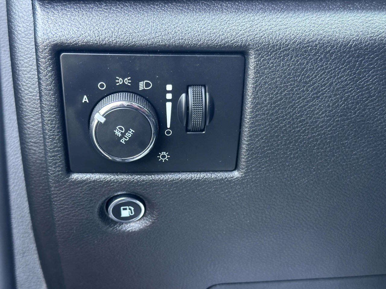 Used 2019 Jeep Grand Cherokee Altitude RWD image 24