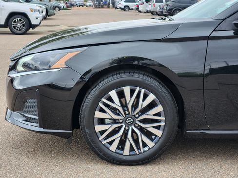 Used 2025 Nissan Altima 2.5 SV FWD image 7
