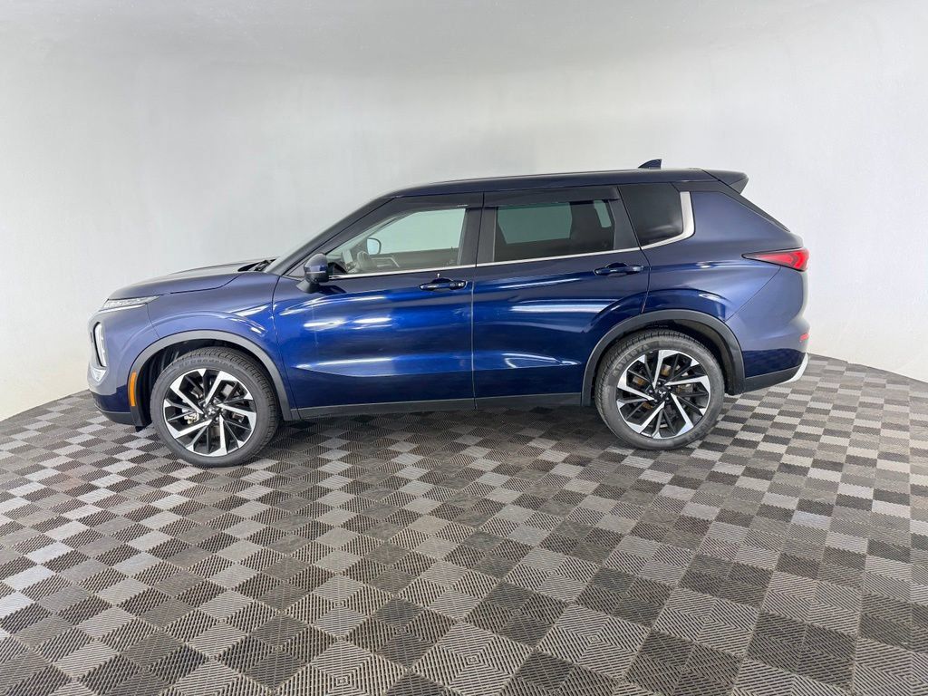 Used 2023 Mitsubishi Outlander SE AWD/4WD image 4