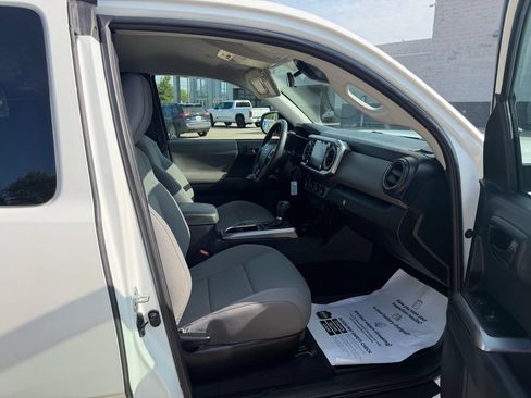 Certified 2022 Toyota Tacoma SR5 w/ SR5 Appearance Package (SM) AWD/4WD image 38
